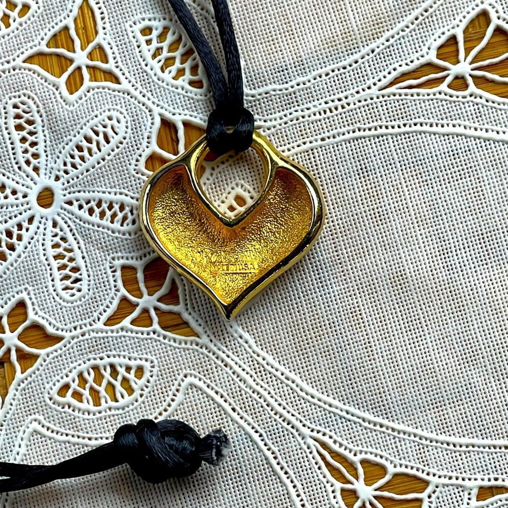 Gold tone sculpture cord necklace - Picture 5 of 7